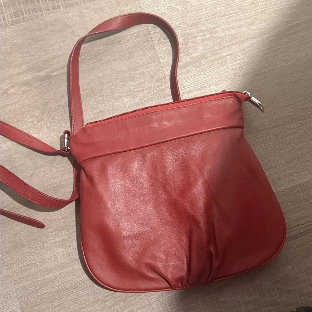 Elegant Red Leather Crossbody Bag - Picture 4 of 10